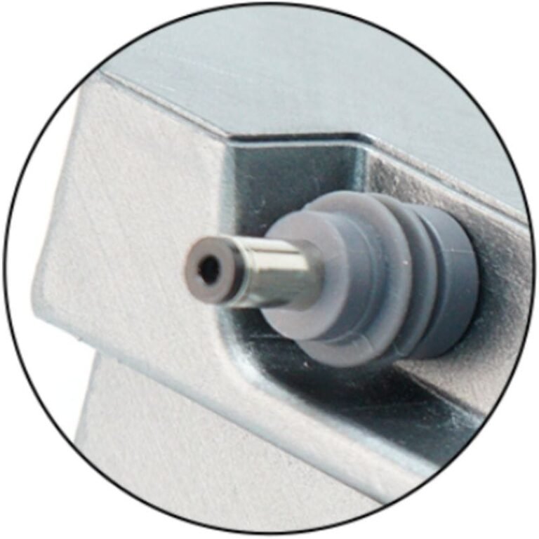 Close-up of the battery DC output connector