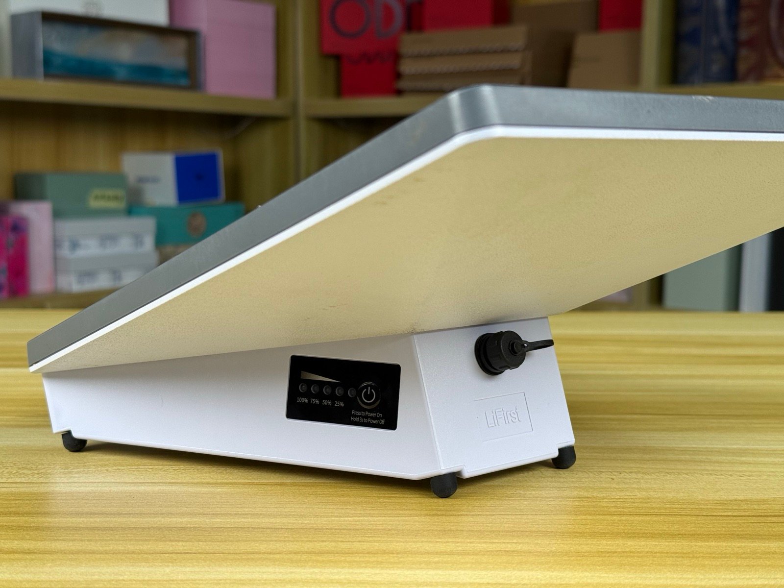 Side view of the 158Wh clip-on battery mounted on Starlink Mini